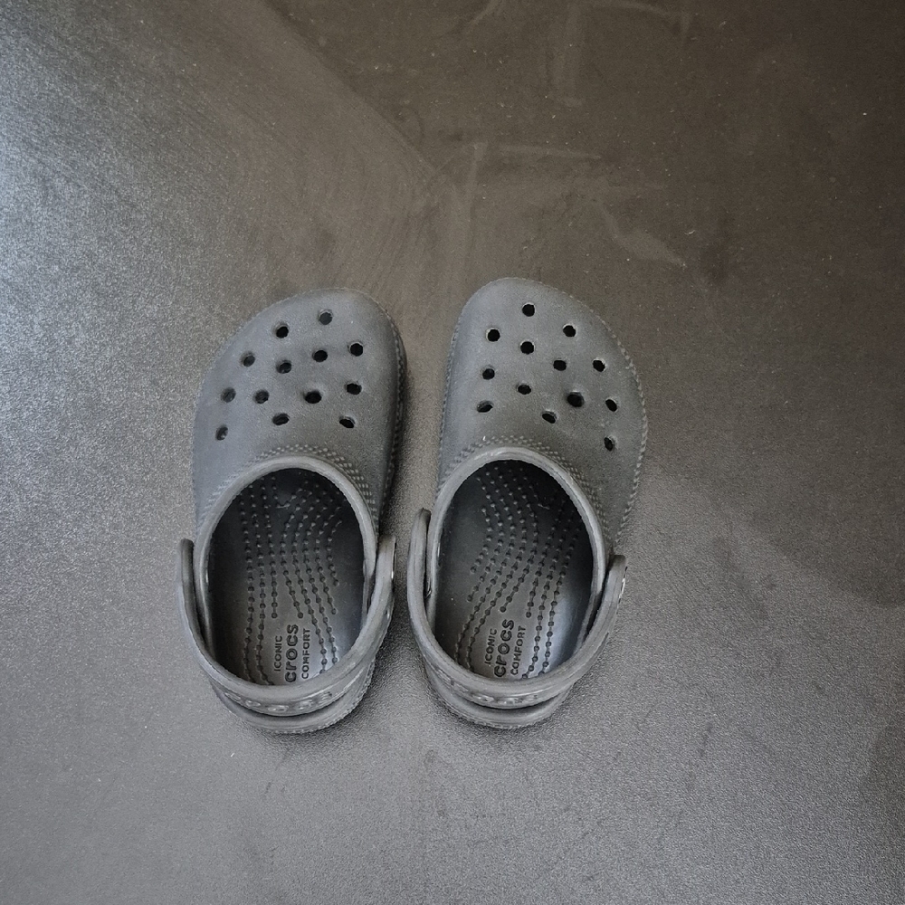Toddler 7C Black Crocs